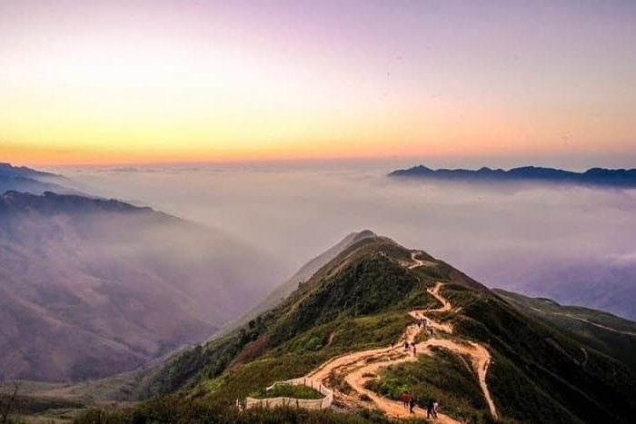 Cloud hunting at the spine of the Ta Xua dinosaur